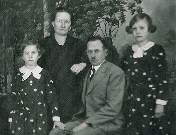 Believed to be Phillipp DIX, wife Barbara MAIER & daughters, circa 1920-1930.  If you have information about this family, please contact me.