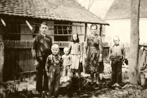 DVHH-Obresch - 1943 by the H�gel home in Obresch