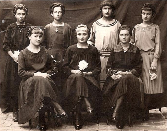 Schowe young women